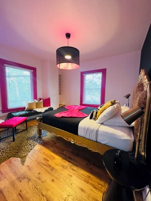 2 habitaciones, tabla de planchar con plancha, wifi y ropa de cama 