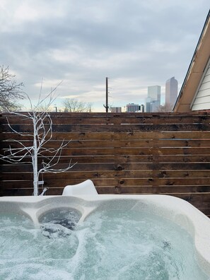 Outdoor spa tub - Main Street Denver living with DECK ! (Denver)