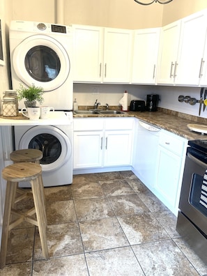 Frigorífic, microones, forn i placa de cuina 