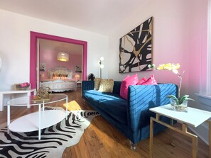 Smart TV, fireplace - Main Street Denver living with DECK ! (Denver)