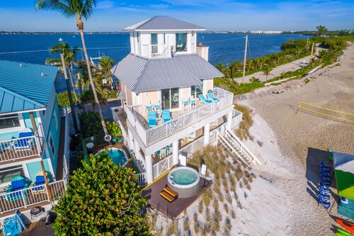 Twin Beaches: 2 houses ON the ocean/ON the river +Private Docks,Hot Tubs & More!