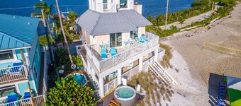 Twin Beaches: 2 houses ON the ocean/ON the river +Private Docks,Hot Tubs & More!