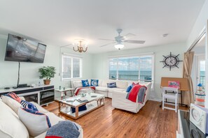 Una Smart TV, una chimenea, videojuegos, un reproductor de DVD