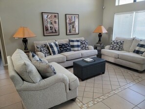 Téléviseur connecté, console de jeux vidéo, table de ping-pong, jouets