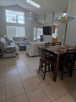 Téléviseur connecté, console de jeux vidéo, table de ping-pong, jouets