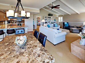 Smart TV, caminetto, lettore DVD, libri