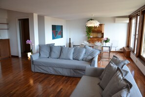 Smart TV, DVD player, books - PENTHOUSE WITH VIEW NEAR THE COLOSSEUM (Roma)