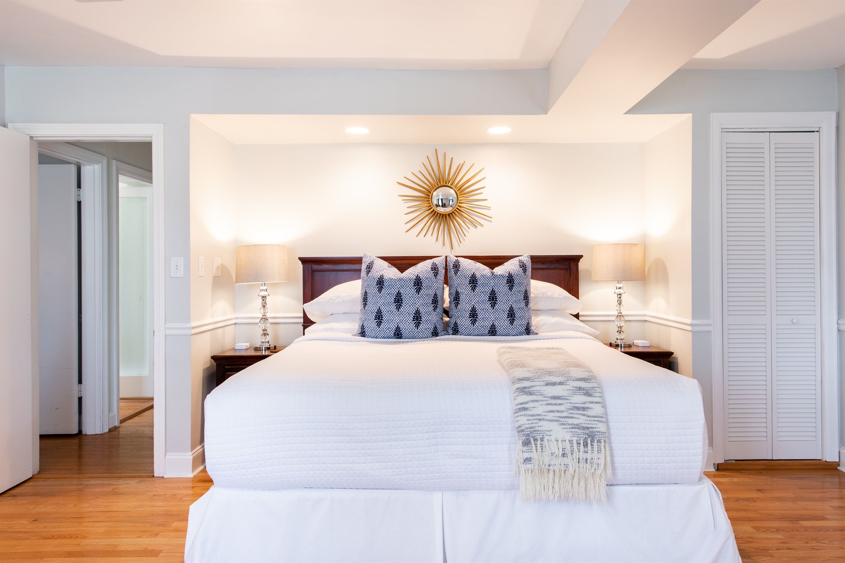 3 室のベッドルーム、デスク、アイロン / アイロン台、旅行用ベビーベッド