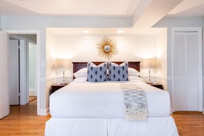 3 chambres, bureau, fer et planche à repasser, lit parapluie