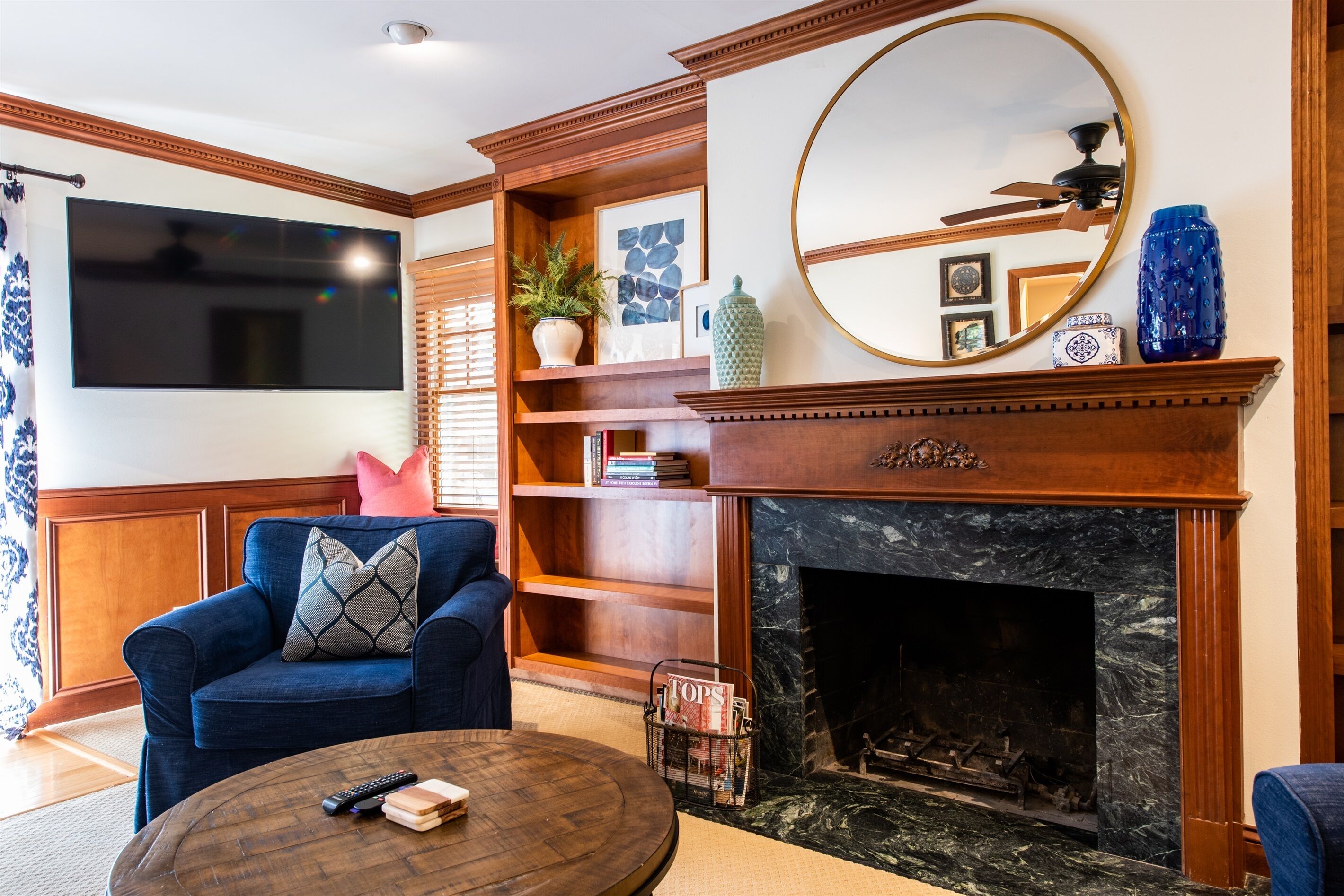 TV connectée, console de jeux vidéo, lecteur de DVD, livres