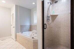 Een douche, een bubbelbad, gratis toiletartikelen, een haardroger