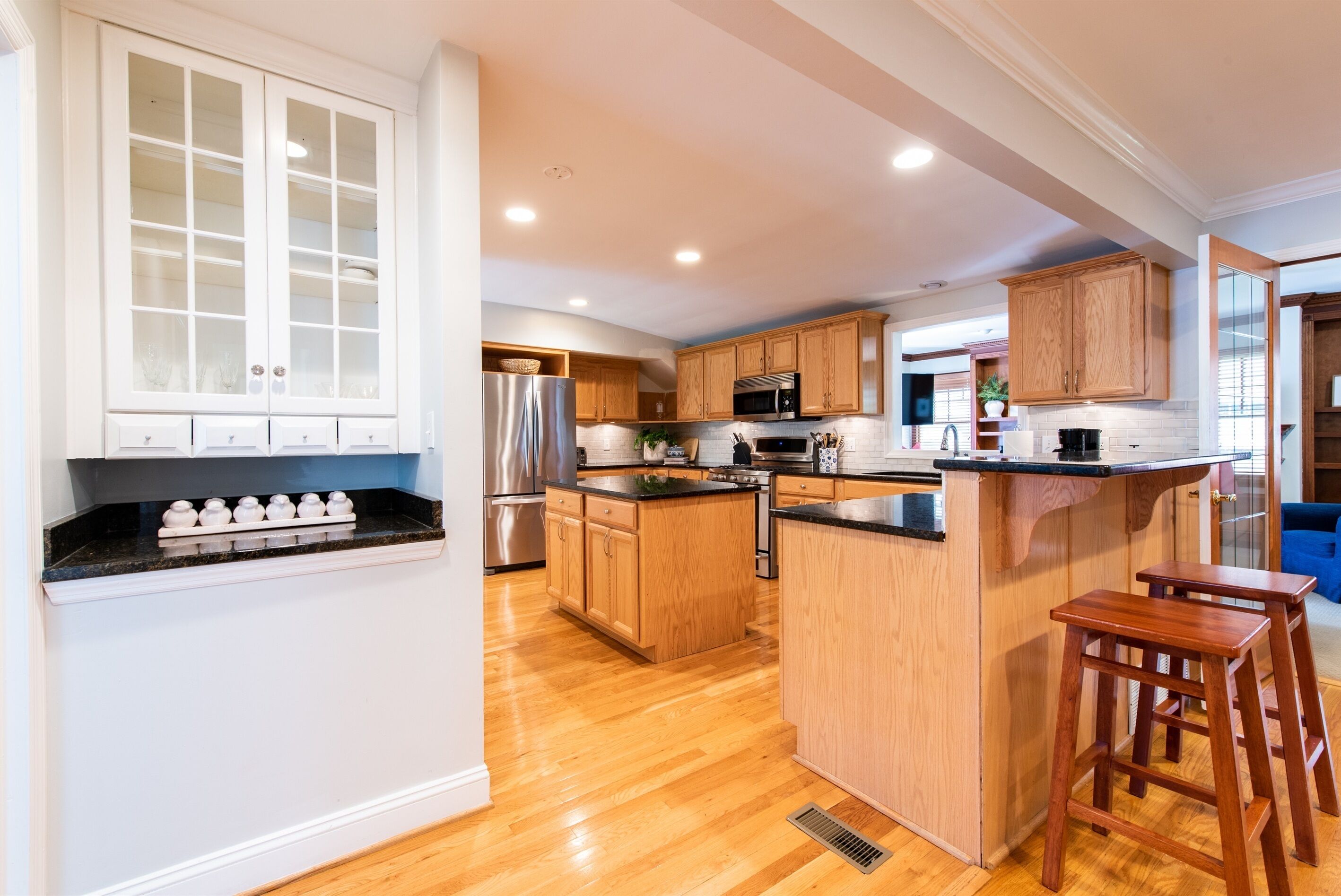 冷蔵庫、電子レンジ、オーブン、コンロ