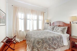 3 bedrooms, desk, iron/ironing board, free WiFi - Sonoma Bungalow Historic Plaza! w/ wine passport (Sonoma)