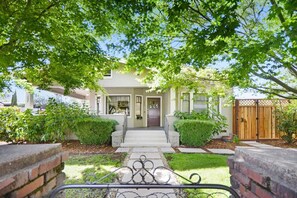 Exterior - Sonoma Bungalow Historic Plaza! w/ wine passport (Sonoma)