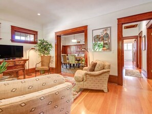 TV, fireplace, DVD player, books - Sonoma Bungalow Historic Plaza! w/ wine passport (Sonoma)