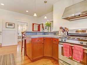 Kylskåp, mikrovågsugn, ugn och spishäll