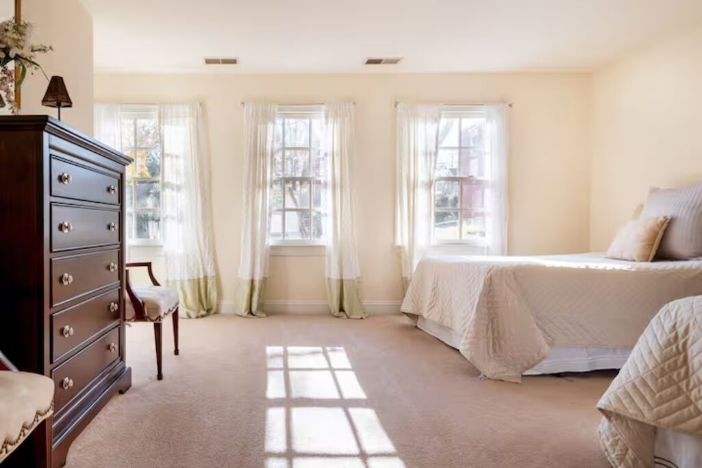 3 bedrooms, desk, iron/ironing board, travel cot