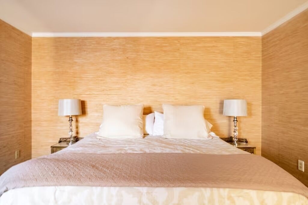 3 chambres, bureau, fer et planche à repasser, lit parapluie