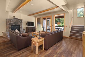 スマートテレビ、暖炉、書庫