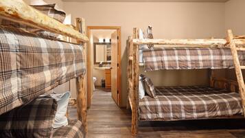 4 bedrooms, desk, iron/ironing board, free WiFi