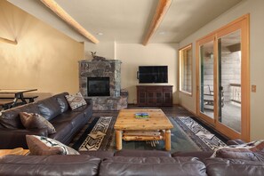 Smart TV, fireplace, books - Large Beautiful Getaway Steps from the Slopes Sleeps 14, Private Hot Tub (Whitefish)