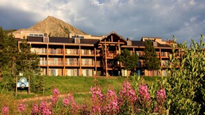 Exterior - Huge Ski in Out Condo 4 Bdrm +Loft - Views! BBQ in Summer (Mt. Crested Butte)