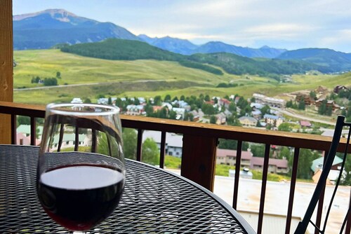 Valtava Ski Out Condo 4 Bdrm + parvi -Vasta Remodeled-Hot Tub - Views!