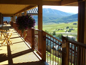 Terrace/patio - Huge Ski in Out Condo 4 Bdrm +Loft - Views! BBQ in Summer (Mt. Crested Butte)