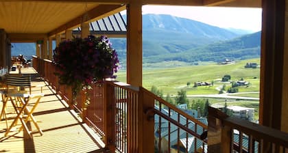 Valtava Ski Out Condo 4 Bdrm + parvi -Vasta Remodeled-Hot Tub - Views!