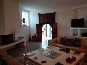 TV, fireplace, DVD player, stereo