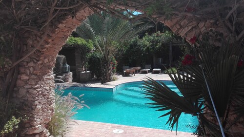 Oiseaux à la campagne, piscine et personnel 