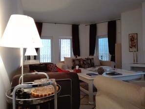 TV, caminetto, lettore DVD, impianto stereo