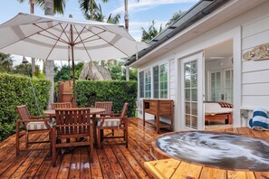 Outdoor dining - Plantation Beach Cottage - Historic Encinitas Walking District (Encinitas)