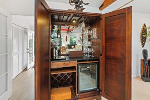 Interior - Tropical Palms Plantation Beach Cottage - Historic Encinitas Walking District (Encinitas)