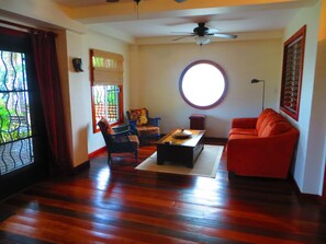 تلفزيون ذكي، كُتُب، شاشة كمبيوتر