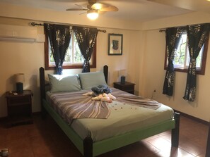 2 عدّة غرف نوم وخزنة داخل الغرفة ومكتب ومكواة/لوح كي