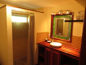 Douche, séchoir à cheveux, serviettes fournies, savon