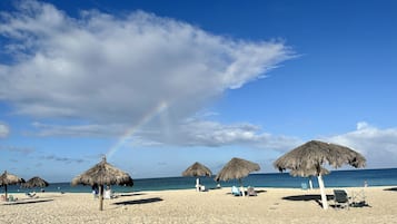 På stranden, solstolar och strandhanddukar