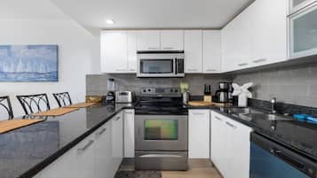 Kylskåp, mikrovågsugn, ugn och spishäll