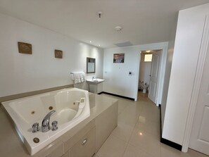 Dusche, Whirlpool, Haartrockner, Handtücher