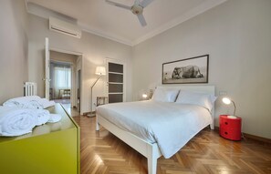 1 chambre, bureau, fer et planche à repasser, lit de bébé portatif