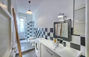 Shower, hair dryer, bidet, towels