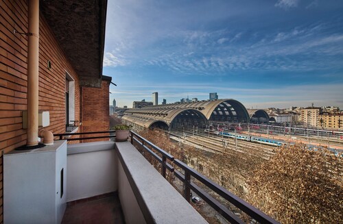 Great Location, Spacious and Bright,Top Floor