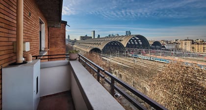 Great Location, Spacious and Bright,Top Floor