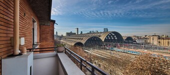 Great Location, Spacious and Bright,Top Floor