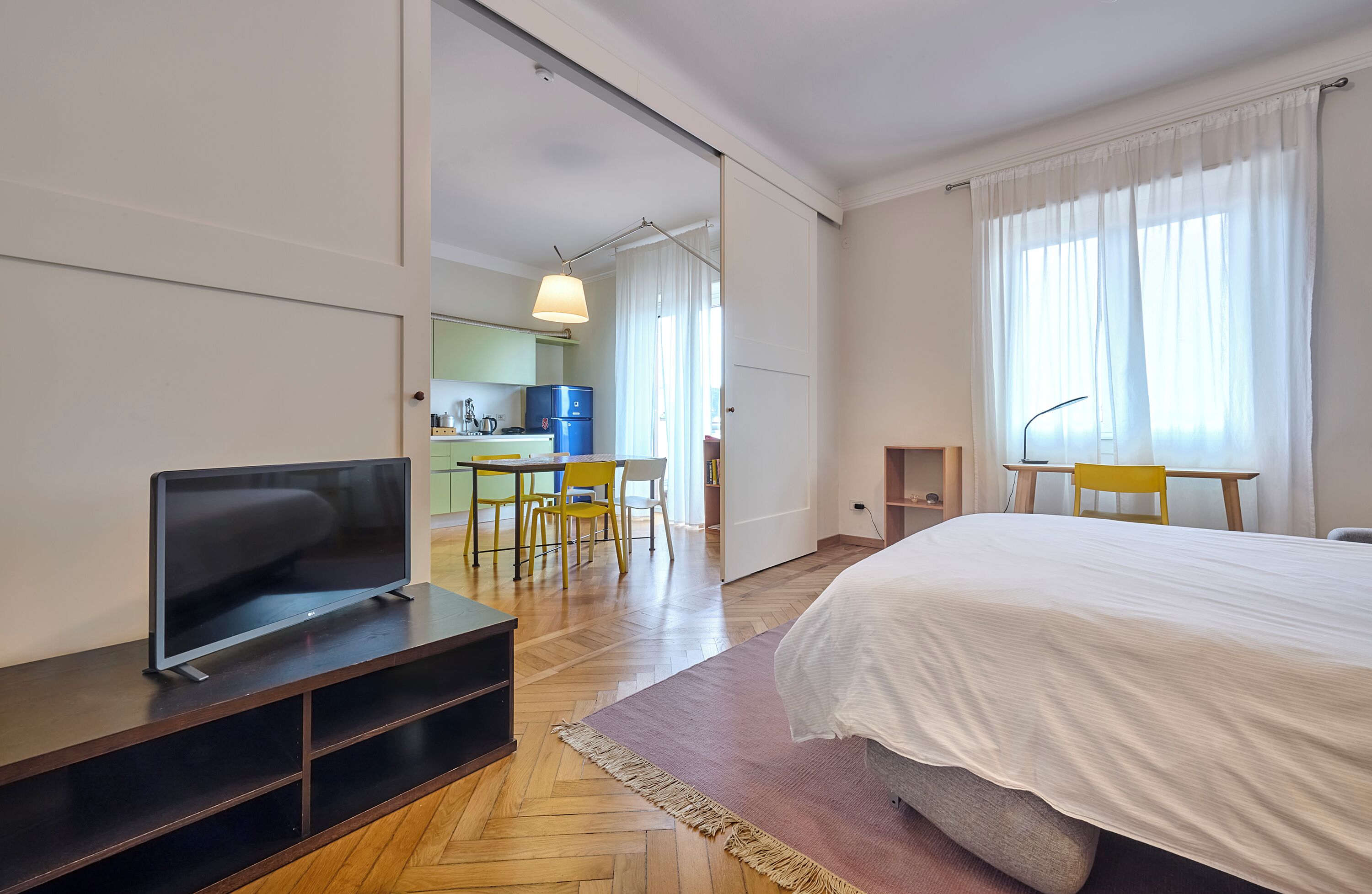 1 camera, una scrivania, ferro/asse da stiro, culla da viaggio