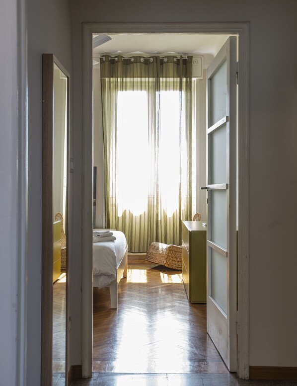 1 Schlafzimmer, Schreibtisch, Bügeleisen/Bügelbrett, Reisekinderbett