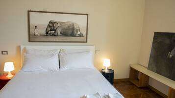 1 camera, una scrivania, ferro/asse da stiro, culla da viaggio