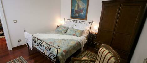 1 bedroom, iron/ironing board, travel cot, free WiFi