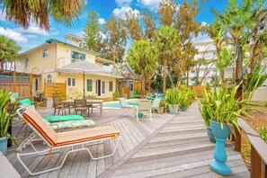 Outdoor dining - Sunshine Cottage Treasure Island Beach Sleeps 6 (Treasure Island)